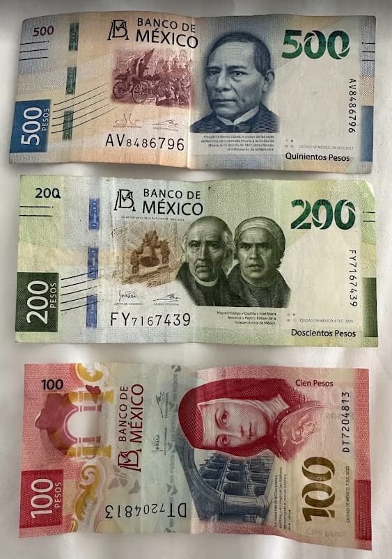 Cartes de paiement, billets et téléphone pour gérer son argent en voyage