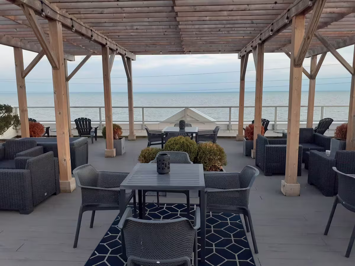 3 bed with large balcony and private beach — hébergement recommandé