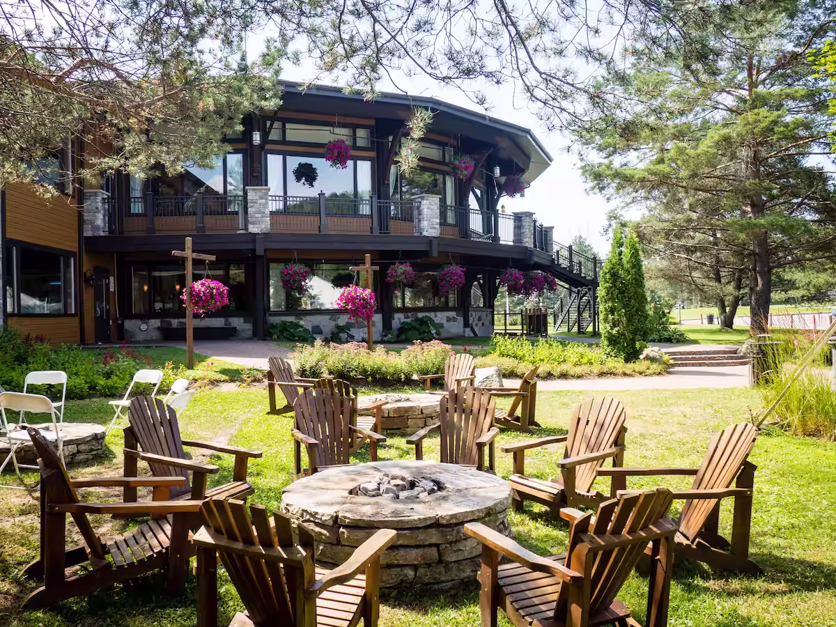 Photo de l’hôtel Le Manoir du Lac Delage – Vue sur le lac, spa et ambiance très zen après une journée de glissades